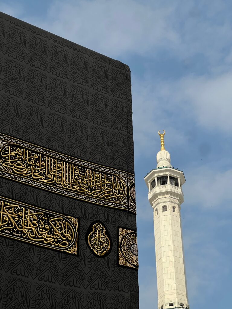 Kâbe örtüsü ve Mescid-i Haram minaresi
